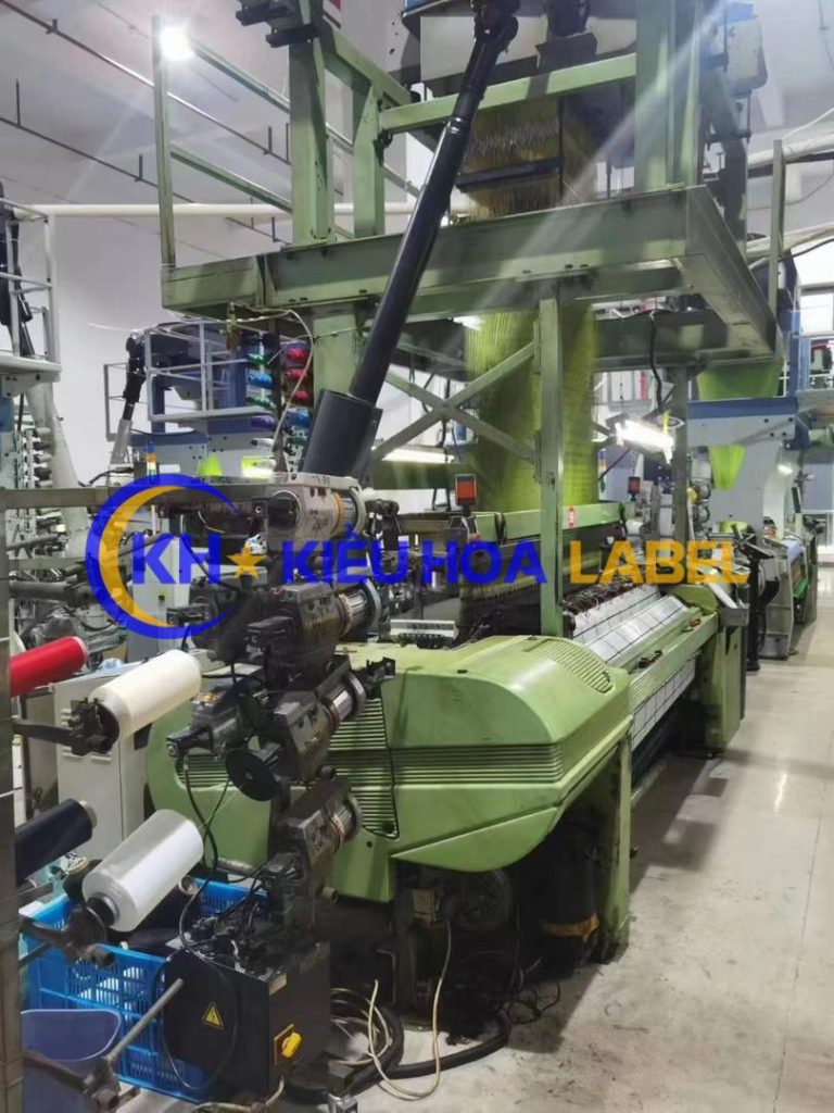 May Moc San Xuat Tem Nhan Mac Quan Ao Kieu Hoa Label4