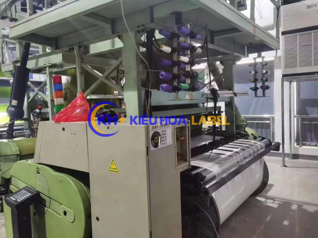 May Moc San Xuat Tem Nhan Mac Quan Ao Kieu Hoa Label6